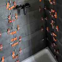 finitions salle de bain clé sur porte